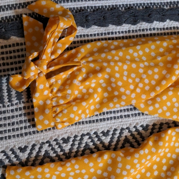 🌼Large SHEIN Yellow Top🌼 - Picture 4 of 9